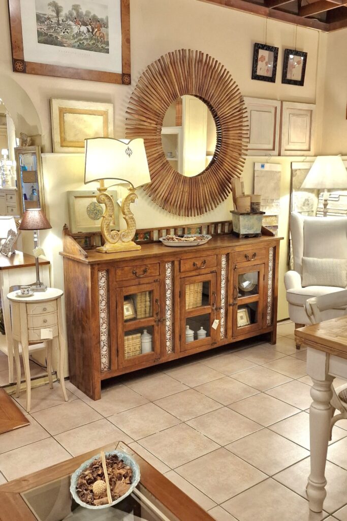 Credenza Vetrina antica in legno di teak con maioliche originali fine '800. Mobili antichi Siena e Firenze.