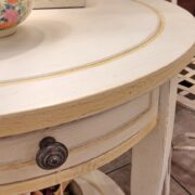 Tavolino in legno di tiglio rotondo laccato a mano con un cassetto ed un ripiano. Arredamento classico contemporaneo Siena e Firenze (2)