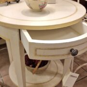 Tavolino in legno di tiglio rotondo laccato a mano con un cassetto ed un ripiano. Arredamento classico contemporaneo Siena e Firenze (3)