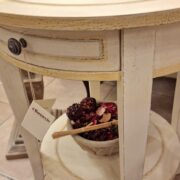 Tavolino in legno di tiglio rotondo laccato a mano con un cassetto ed un ripiano. Arredamento classico contemporaneo Siena e Firenze (5)
