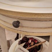 Tavolino in legno di tiglio rotondo laccato a mano con un cassetto ed un ripiano. Arredamento classico contemporaneo Siena e Firenze (6)