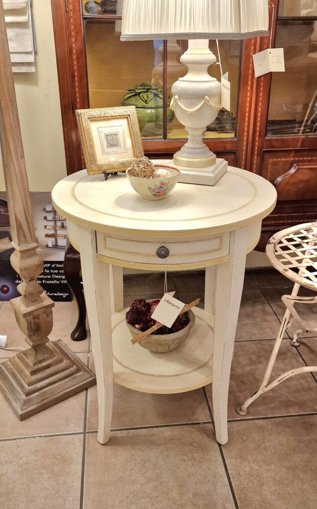 Tavolino in legno di tiglio rotondo laccato a mano con un cassetto ed un ripiano. Arredamento classico contemporaneo Siena e Firenze.