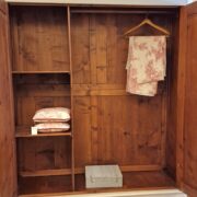 Armadio Toscano antico in legno di abete fine '800 laccato anticato a mano due ante e due cassetti. Mobili antichi Siena e Firenze (7)
