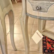 Coppia di comodini tavolini, rotondo e quadrato, laccati e decorati a mano color carta zuccero. Arredamento classico contemporaneo Siena e Firenze (6)