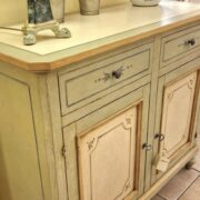 Credenza Toscana laccata verde salvia e decorata a mano due porte e due cassetti. Arredamento classico contemporaneo Siena e Firenze (10)