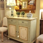 Credenza Toscana laccata verde salvia e decorata a mano due porte e due cassetti. Arredamento classico contemporaneo Siena e Firenze (2)