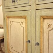 Credenza Toscana laccata verde salvia e decorata a mano due porte e due cassetti. Arredamento classico contemporaneo Siena e Firenze (3)