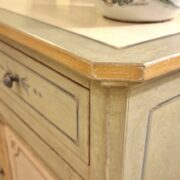 Credenza Toscana laccata verde salvia e decorata a mano due porte e due cassetti. Arredamento classico contemporaneo Siena e Firenze (5)