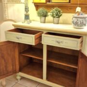 Credenza Toscana laccata verde salvia e decorata a mano due porte e due cassetti. Arredamento classico contemporaneo Siena e Firenze (6)