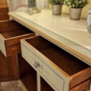 Credenza Toscana laccata verde salvia e decorata a mano due porte e due cassetti. Arredamento classico contemporaneo Siena e Firenze (7)