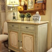 Credenza Toscana laccata verde salvia e decorata a mano due porte e due cassetti. Arredamento classico contemporaneo Siena e Firenze (8)