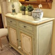 Credenza Toscana laccata verde salvia e decorata a mano due porte e due cassetti. Arredamento classico contemporaneo Siena e Firenze (9)