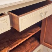 Credenza vetrina Toscana Liberty in legno di noce primi '900 restaurata laccata anticata a mano bianco toscano. Mobili antichi Siena e Firenze (12)