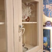 Credenza vetrina Toscana Liberty in legno di noce primi '900 restaurata laccata anticata a mano bianco toscano. Mobili antichi Siena e Firenze (5)