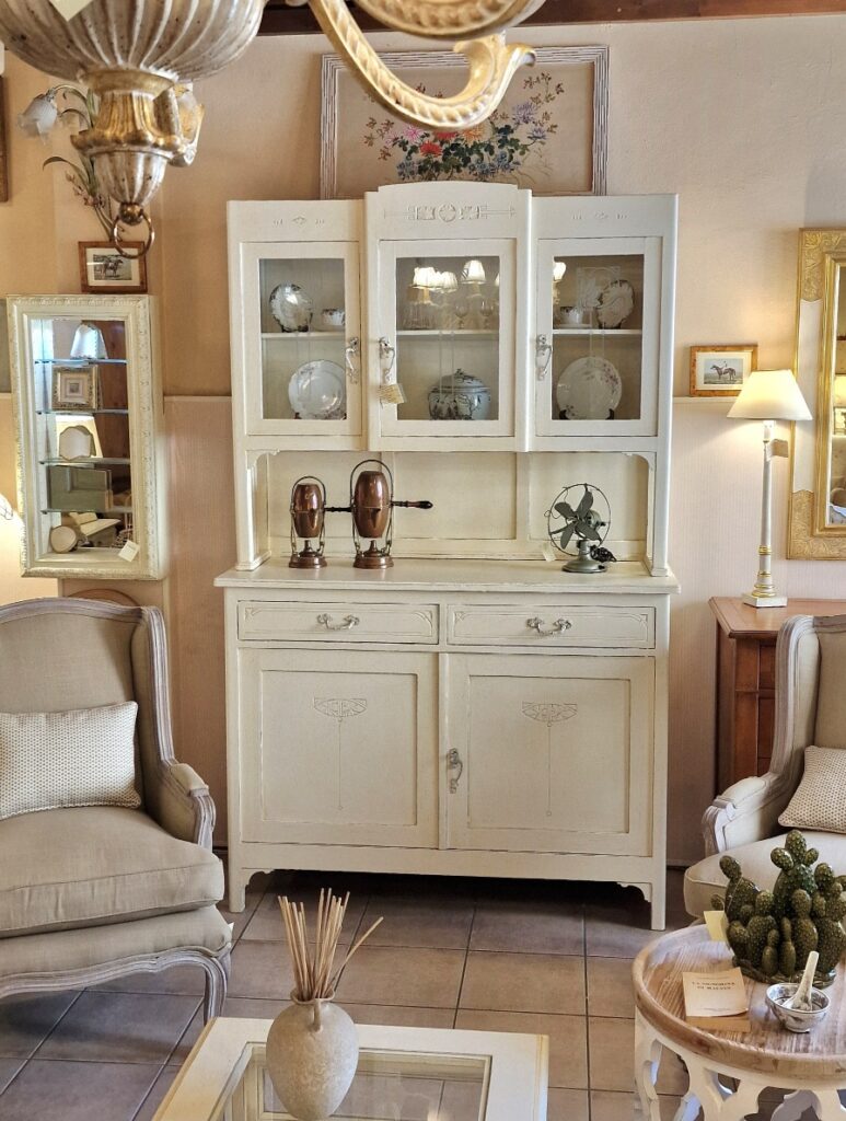 Credenza vetrina Toscana Liberty in legno di noce primi '900 restaurata laccata anticata a mano bianco toscano. Mobili antichi Siena e Firenze.