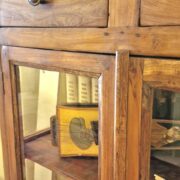 Vetrinetta antica in legno di olmo primi '900 a due cassetti e due ante. Mobili antichi Siena e Firenze (6)