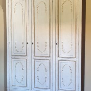 Armadio in legno di ciliegio laccato e decorato a mano con gambe a spillo. Arredamento classico contemporaneo Siena e Firenze.