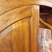Armadio in legno di tiglio cappello mosso due ante e due cassetti. arredamento classico contemporaneo Siena e Firenze (6)