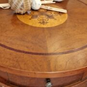 Coppia di tavolini rotondi in legno di noce intarsiato con un cassetto stile Luigi XVI. Arredamento classico contemporaneo Siena e Firenze (10)
