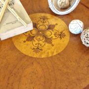 Coppia di tavolini rotondi in legno di noce intarsiato con un cassetto stile Luigi XVI. Arredamento classico contemporaneo Siena e Firenze (4)