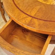 Coppia di tavolini rotondi in legno di noce intarsiato con un cassetto stile Luigi XVI. Arredamento classico contemporaneo Siena e Firenze (5)