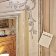 Specchiera laccata a mano in bianco anticato con decori in foglia argento. Arredamento classico contemporaneo Siena e Firenze (3)