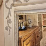 Specchiera laccata a mano in bianco anticato con decori in foglia argento. Arredamento classico contemporaneo Siena e Firenze (4)