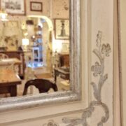 Specchiera laccata a mano in bianco anticato con decori in foglia argento. Arredamento classico contemporaneo Siena e Firenze (5)