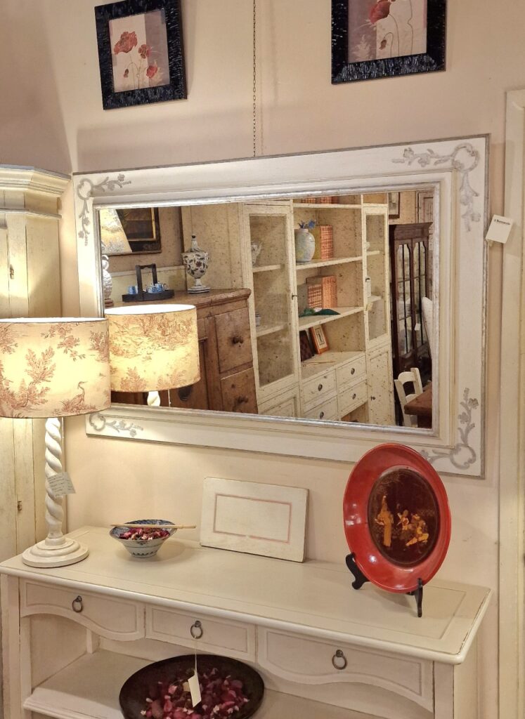 Specchiera laccata a mano in bianco anticato con decori in foglia argento. Arredamento classico contemporaneo Siena e Firenze.