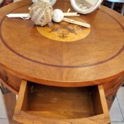 Tavolino rotondo in legno di noce intarsiato con un cassetto stile Luigi XVI.Arredamento classico contemporaneo Siena e Firenze (5)
