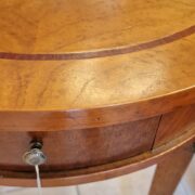 Tavolino rotondo in legno di noce intarsiato con un cassetto stile Luigi XVI.Arredamento classico contemporaneo Siena e Firenze (6)
