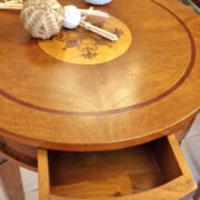 Tavolino rotondo in legno di noce intarsiato con un cassetto stile Luigi XVI.Arredamento classico contemporaneo Siena e Firenze (9)