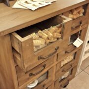 Cassettiera dispensa in legno di larice antico a otto cassetti a vetro. Arredamento classico contemporaneo Siena e Firenze (3)