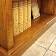 Libreria in legno di tiglio massello con ripiani regolabili con scalette di legno. Arredamento classico contemporaneo Siena e Firenze (4)