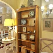 Libreria in legno di tiglio massello con ripiani regolabili con scalette di legno. Arredamento classico contemporaneo Siena e Firenze (7)