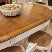 Tavolo rotondo in legno di ciliegio in finitura bicolore. Arredamento classico contemporaneo Siena e Firenze (8)