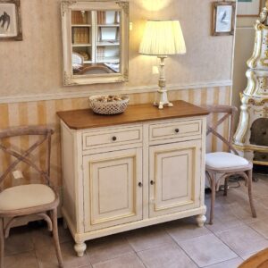 Credenza in legno di tiglio bicolore laccata anticata a mano con riquadri. Arredamento classico contemporaneo Siena e Firenze .