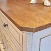 Credenza in legno di tiglio bicolore laccata anticata a mano con riquadri. Arredamento classico contemporaneo Siena e Firenze (5)