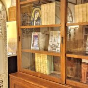 Libreria Coloniale antica in legno di teak con ante scorrevoli primi '900. Mobili antichi Siena e Firenze (9)