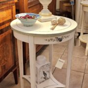 Tavolino rotondo in legno di noce laccato anticato a mano con decori. Arredamento classico contemporaneo Siena e Firenze (2)
