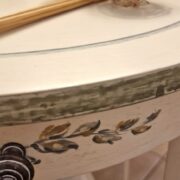 Tavolino rotondo in legno di noce laccato anticato a mano con decori. Arredamento classico contemporaneo Siena e Firenze (8)