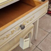 Scrittoio in legno di ciliegio con cassetto e tiretti laterali laccato a mano con decori. Arredamento classico contemporaneo Siena e Firenze (2)