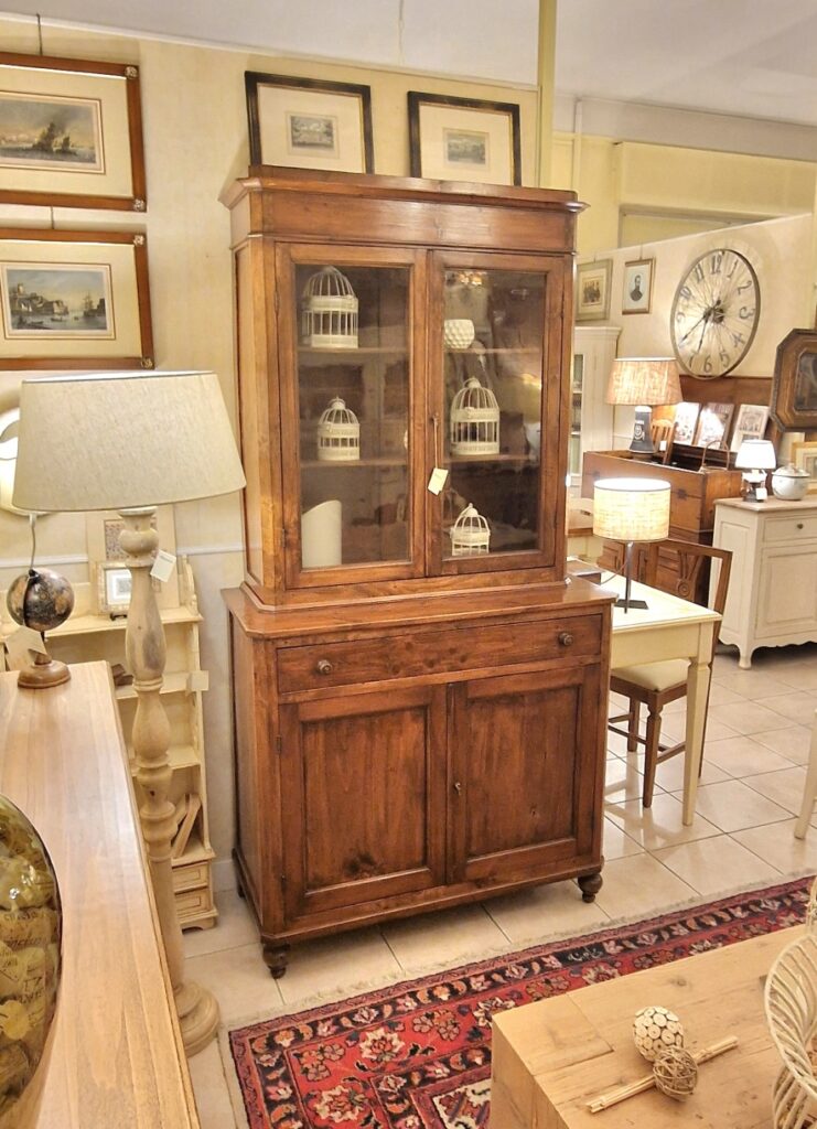 Credenza vetrina Toscana antica in legno di larice metà '800. Mobili antichi Siena e Firenze .