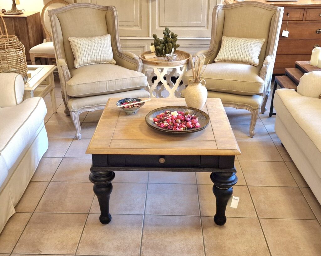 Tavolino da salotto in legno di mango massello. Arredamento classico contemporaneo Siena e Firenze