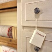 Cassettiera settimanale in legno di tiglio laccata anticata a mano. Arredamento classico contemporaneo Siena e Firenze (10)