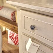 Cassettiera settimanale in legno di tiglio laccata anticata a mano. Arredamento classico contemporaneo Siena e Firenze (2)
