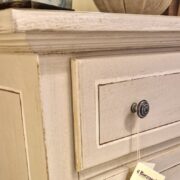 Cassettiera settimanale in legno di tiglio laccata anticata a mano. Arredamento classico contemporaneo Siena e Firenze (3)
