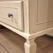 Cassettiera settimanale in legno di tiglio laccata anticata a mano. Arredamento classico contemporaneo Siena e Firenze (4)
