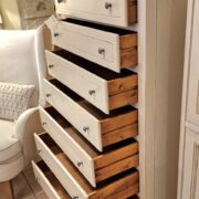 Cassettiera settimanale in legno di tiglio laccata anticata a mano. Arredamento classico contemporaneo Siena e Firenze (6)
