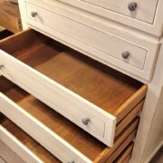 Cassettiera settimanale in legno di tiglio laccata anticata a mano. Arredamento classico contemporaneo Siena e Firenze (7)